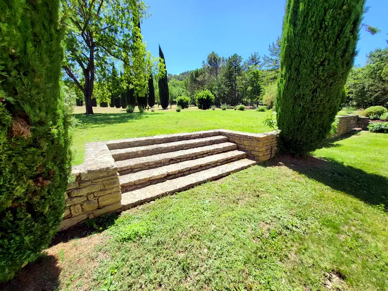 Escalier en pierre sèche et pelouse entretenue dans un mas provençal — AES SAP jardinier Remoulins Apt