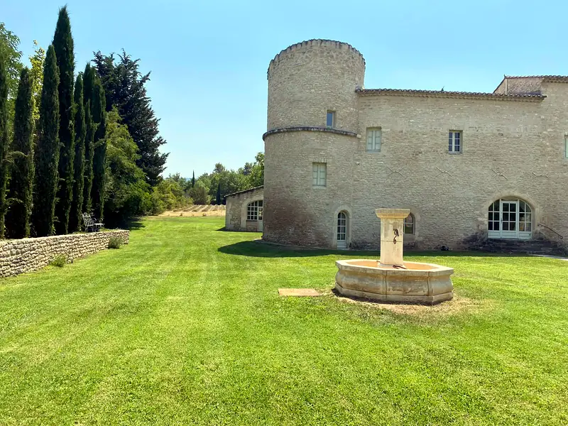 Château à Lacoste dans le Luberon, jardin et pelouse entretenus à l'année — AES SAP jardinier paysagiste Apt