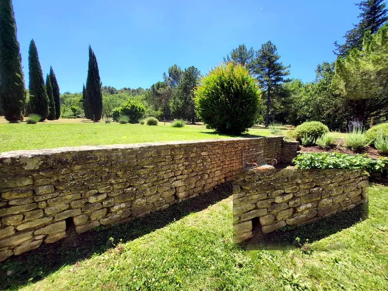 Mur en pierre sèche et pelouse soignée dans le Luberon — AES SAP jardinier Apt