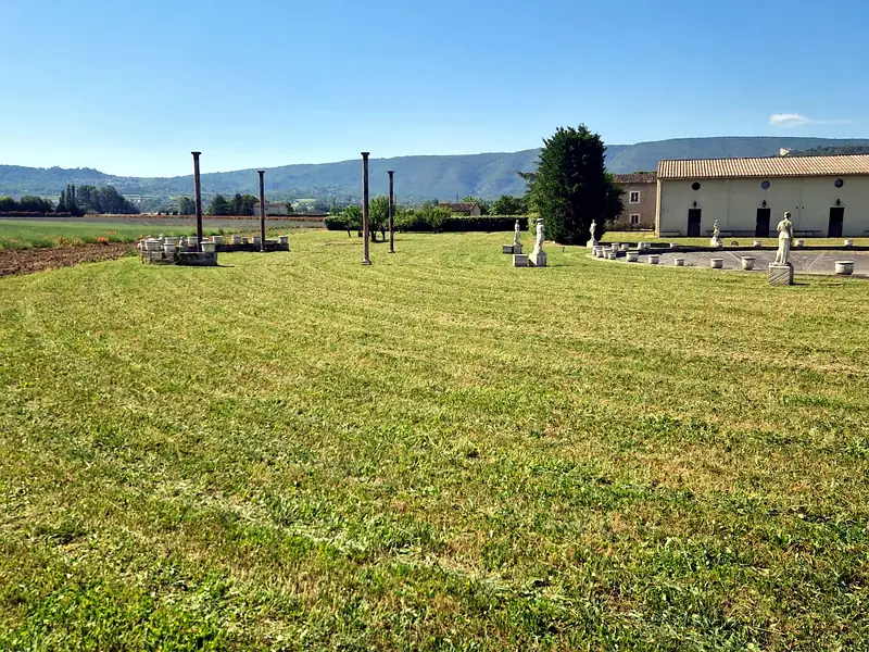 Tonte d'un grand terrain en pente — AES SAP entretien jardin Apt Luberon