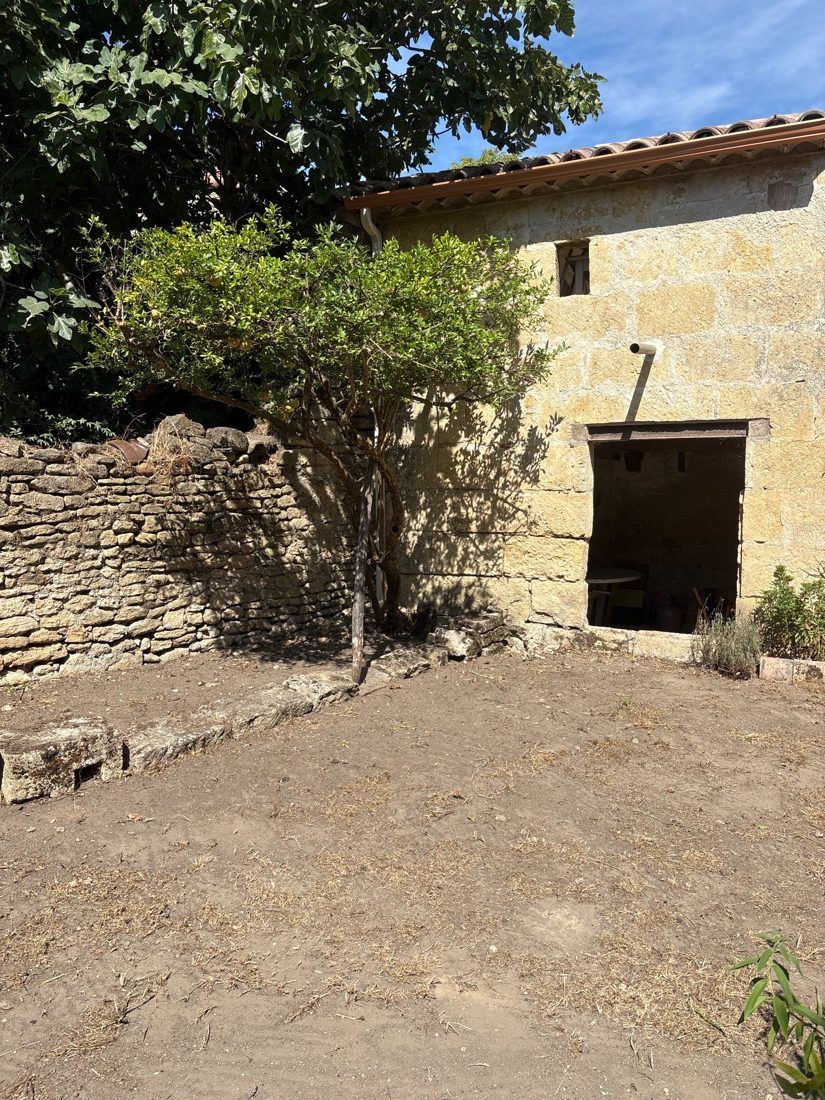 Grenadier taillé et cabanon en pierre dégagé après l'intervention AES SAP